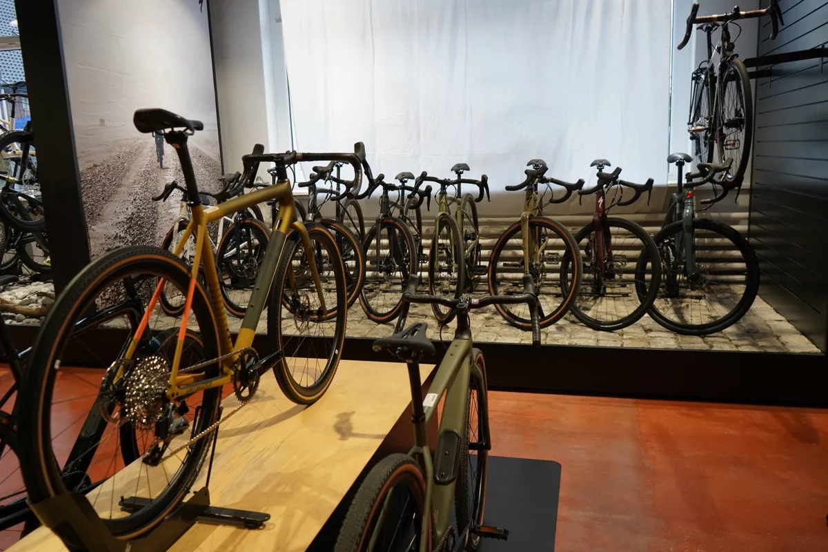 Man sieht Gravelbikes.